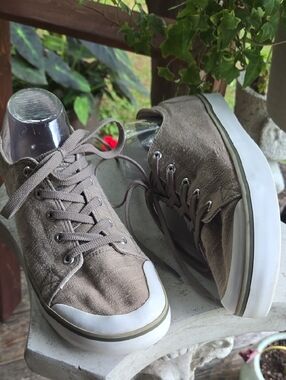 Keen Elsa Taupe Canvas Sneaker Size 11